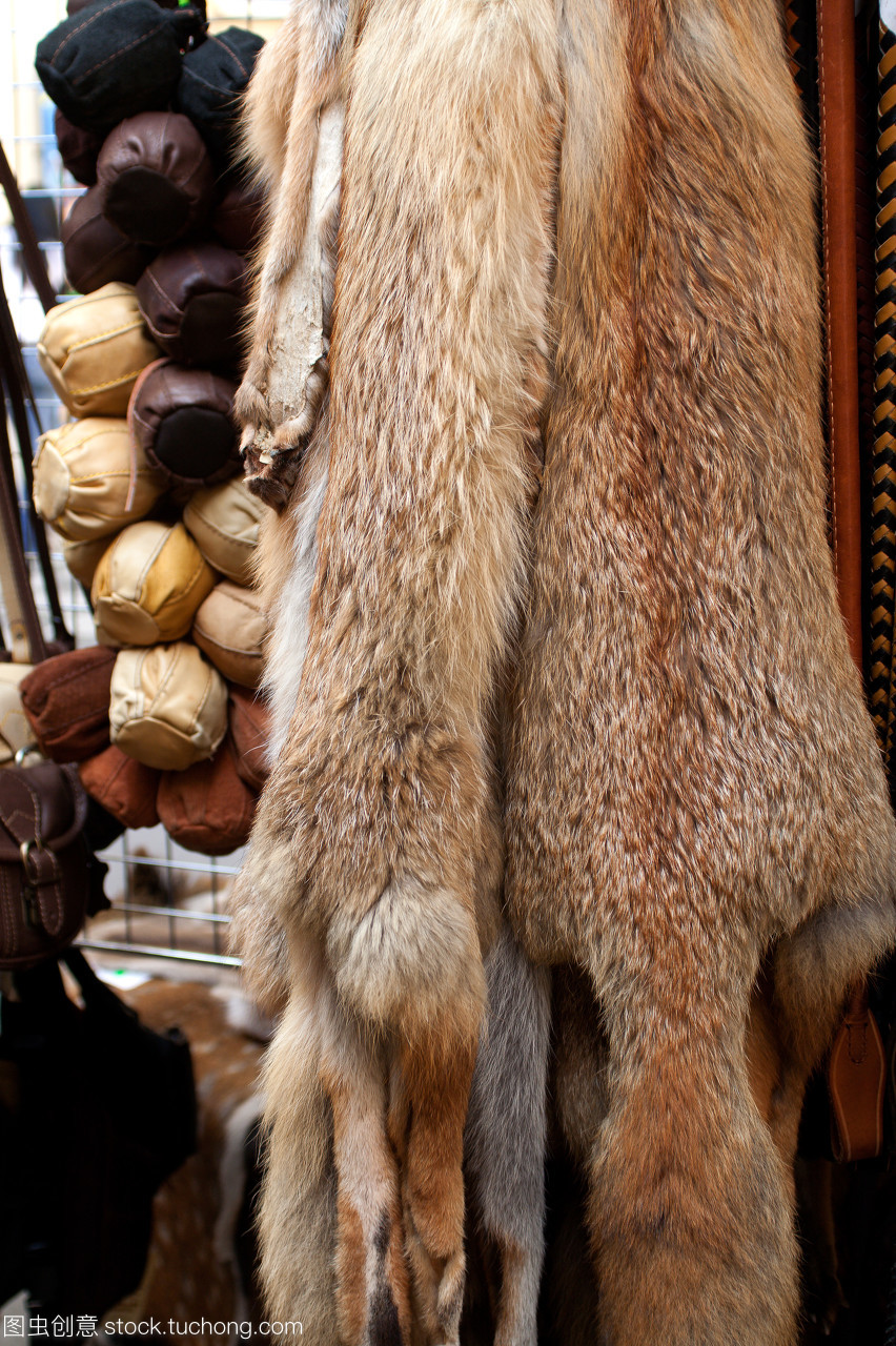 布拉格毛皮市场与电子产品销售 传统与现代的消费礼物选择